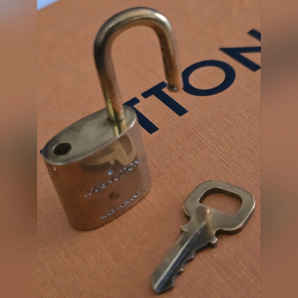 🟡Authentic Louis Vuitton Gold Padlock & Key Necklace Set #318 🟡 - Picture 14 of 14